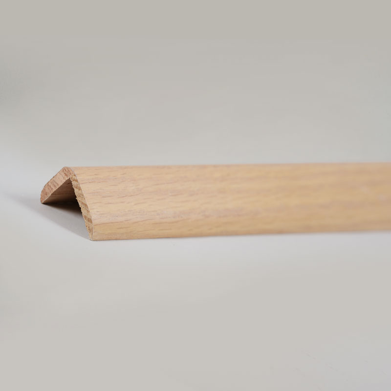 Prijelazna traka od punog drva pod pravim kutom (90°) (omotana furnirom crvenog hrasta + boja) - boja hrasta 1 1/9' x 1 1/9'